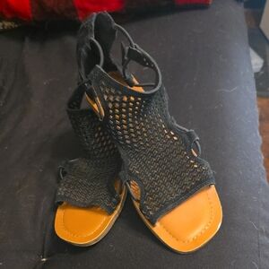 Lucky Brand Black and Tan Sandals